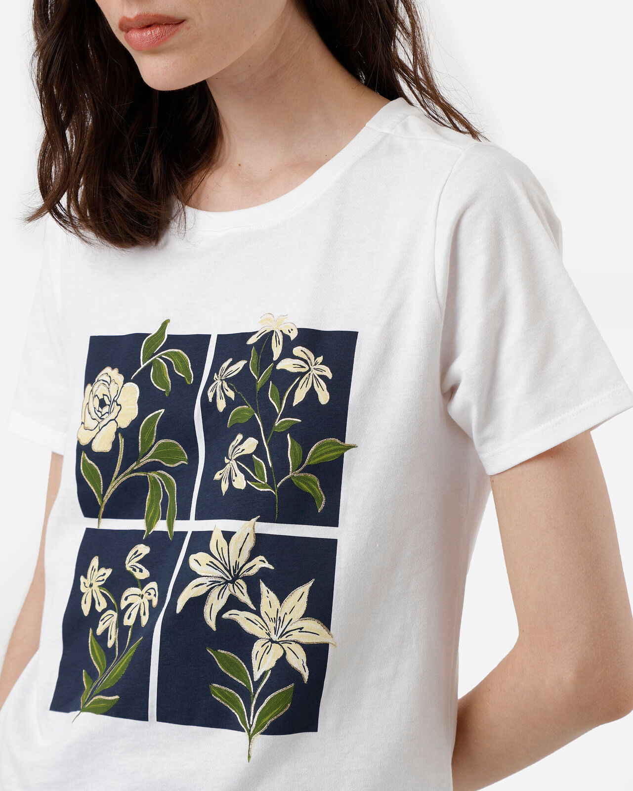 camiseta feminina de algodão manga curta floral off white