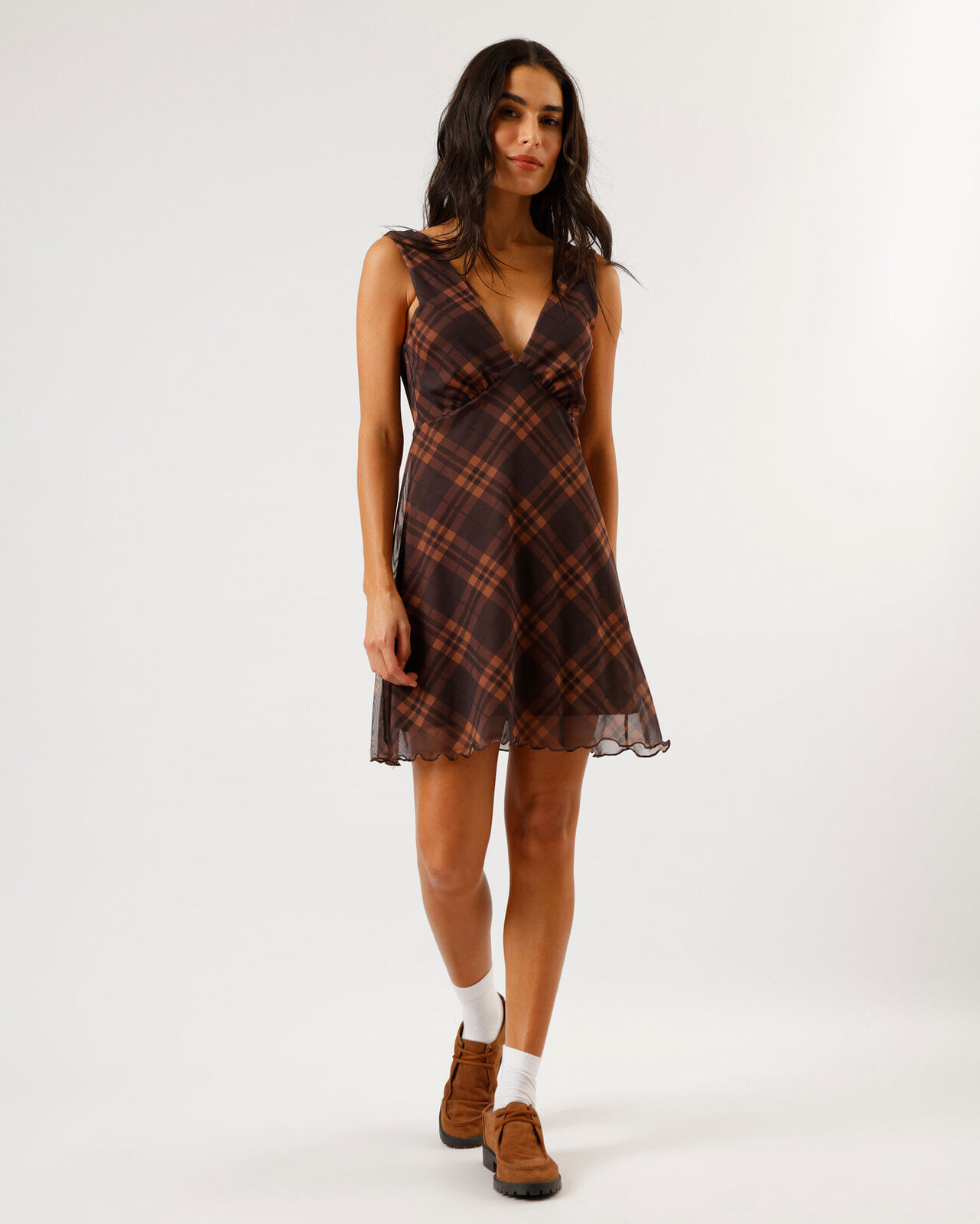 vestido curto feminino de tule decote v xadrez marrom