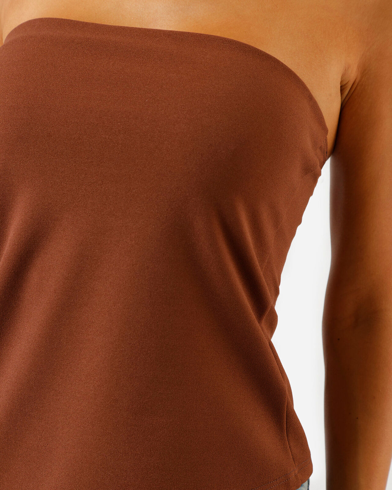 blusa sem alça feminina assimétrica marrom