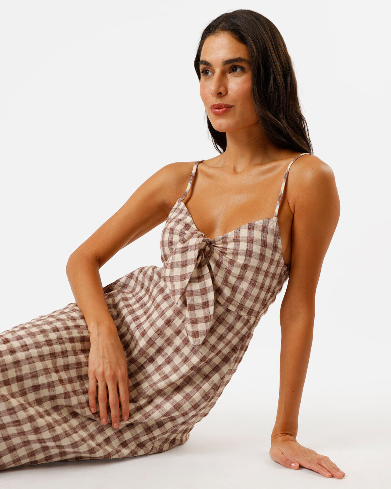 vestido midi alça fina feminino com amarração xadrez marrom