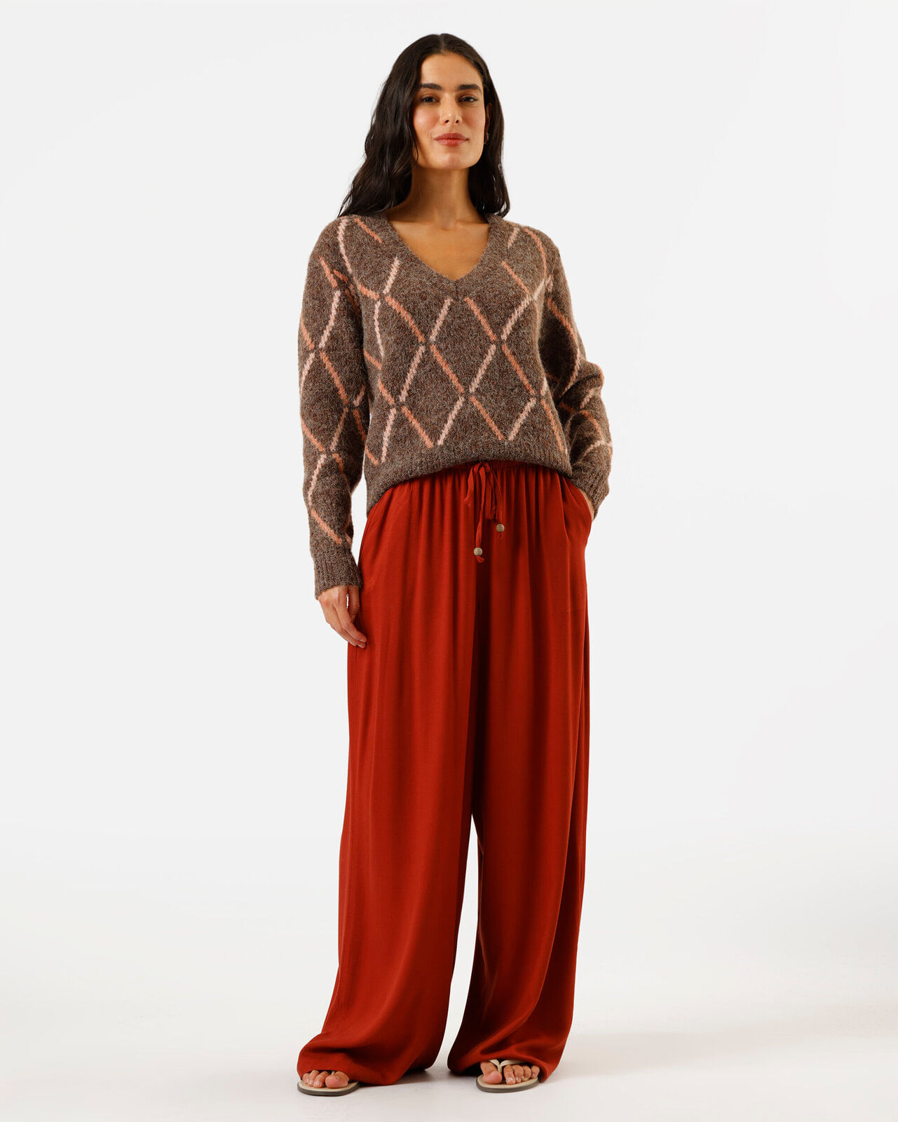 suéter feminino de tricot decote v xadrez argyle marrom