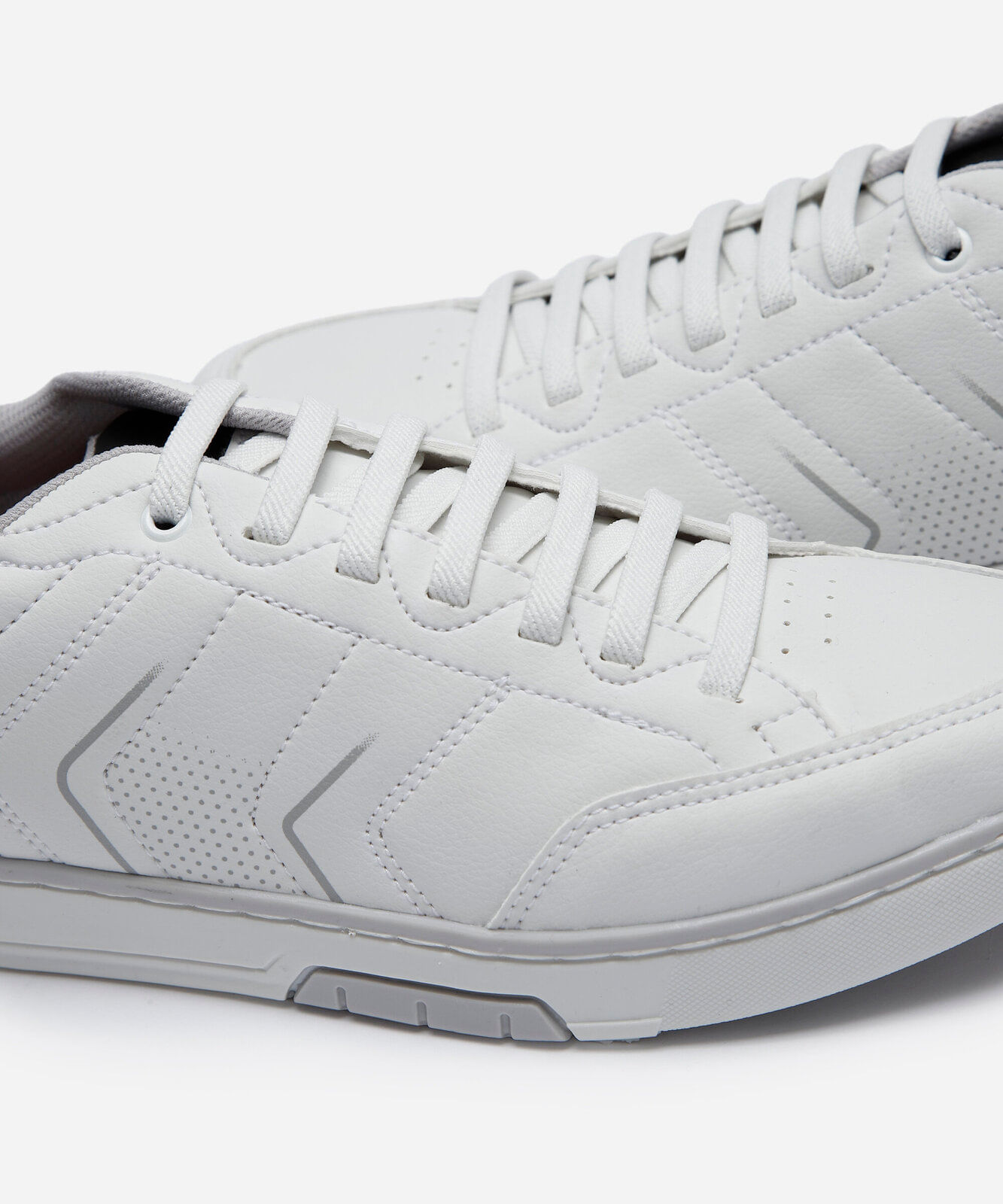 sapatênis masculino com recortes branco