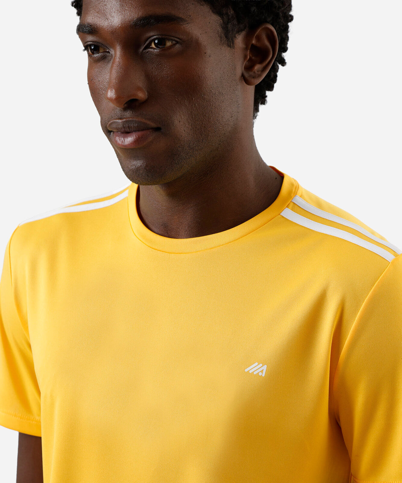camiseta esportiva masculina com listras amarela