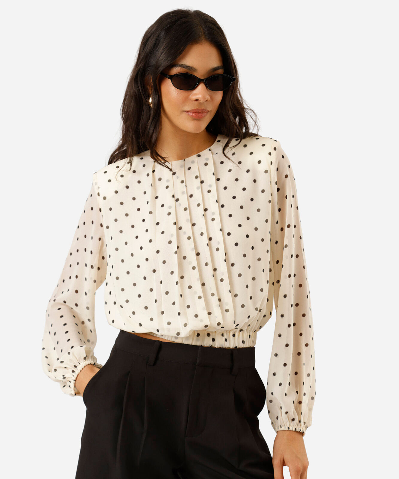 blusa feminina com pregas e ombreiras poá off white
