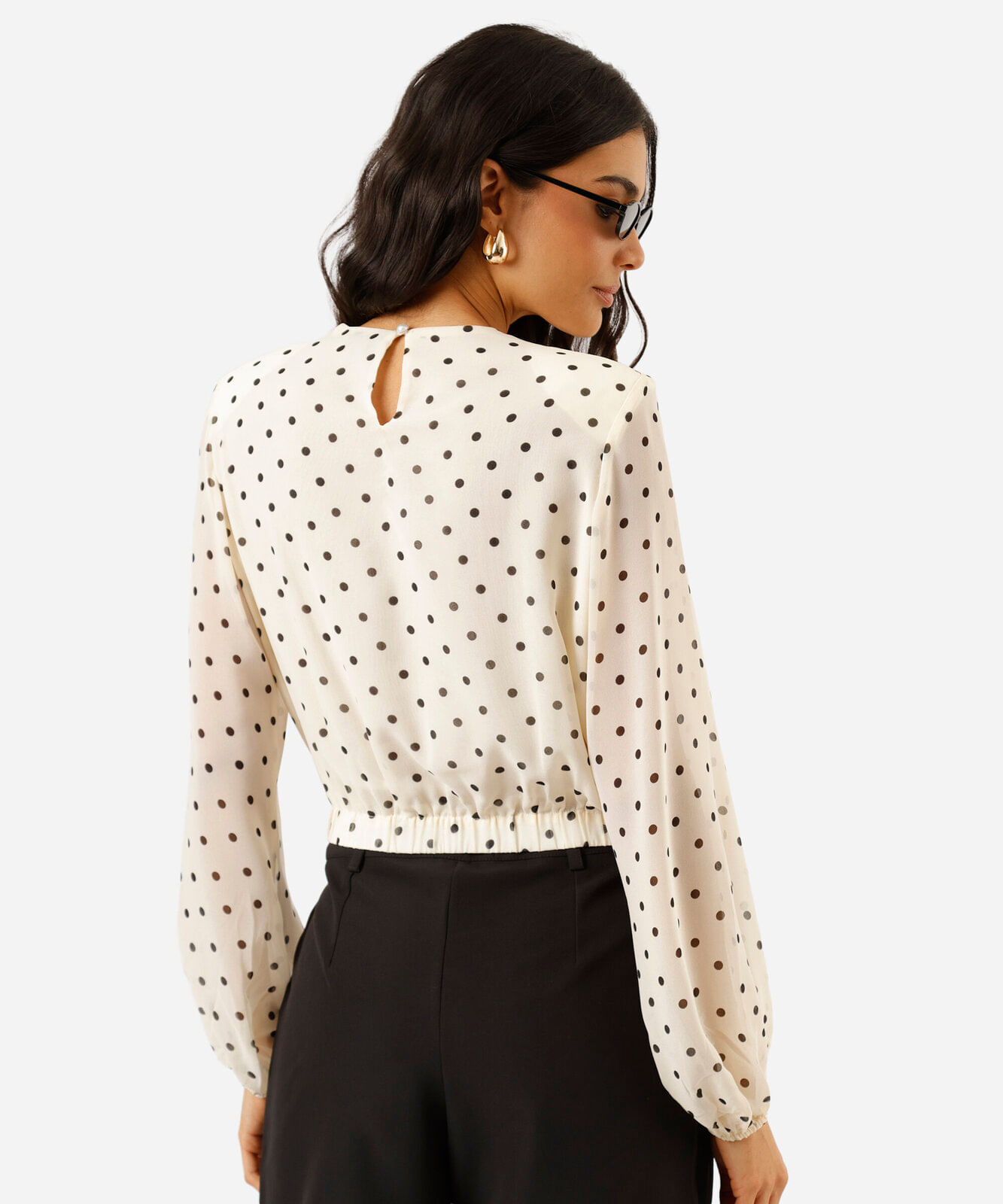 blusa feminina com pregas e ombreiras poá off white
