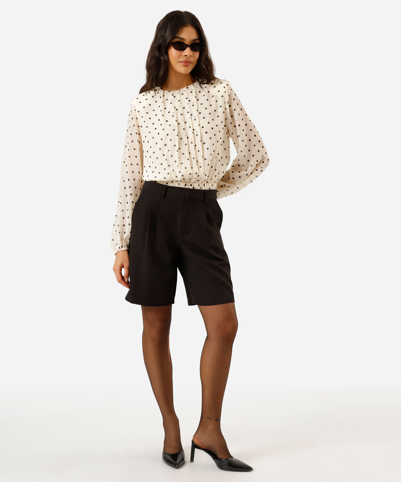 blusa feminina com pregas e ombreiras poá off white