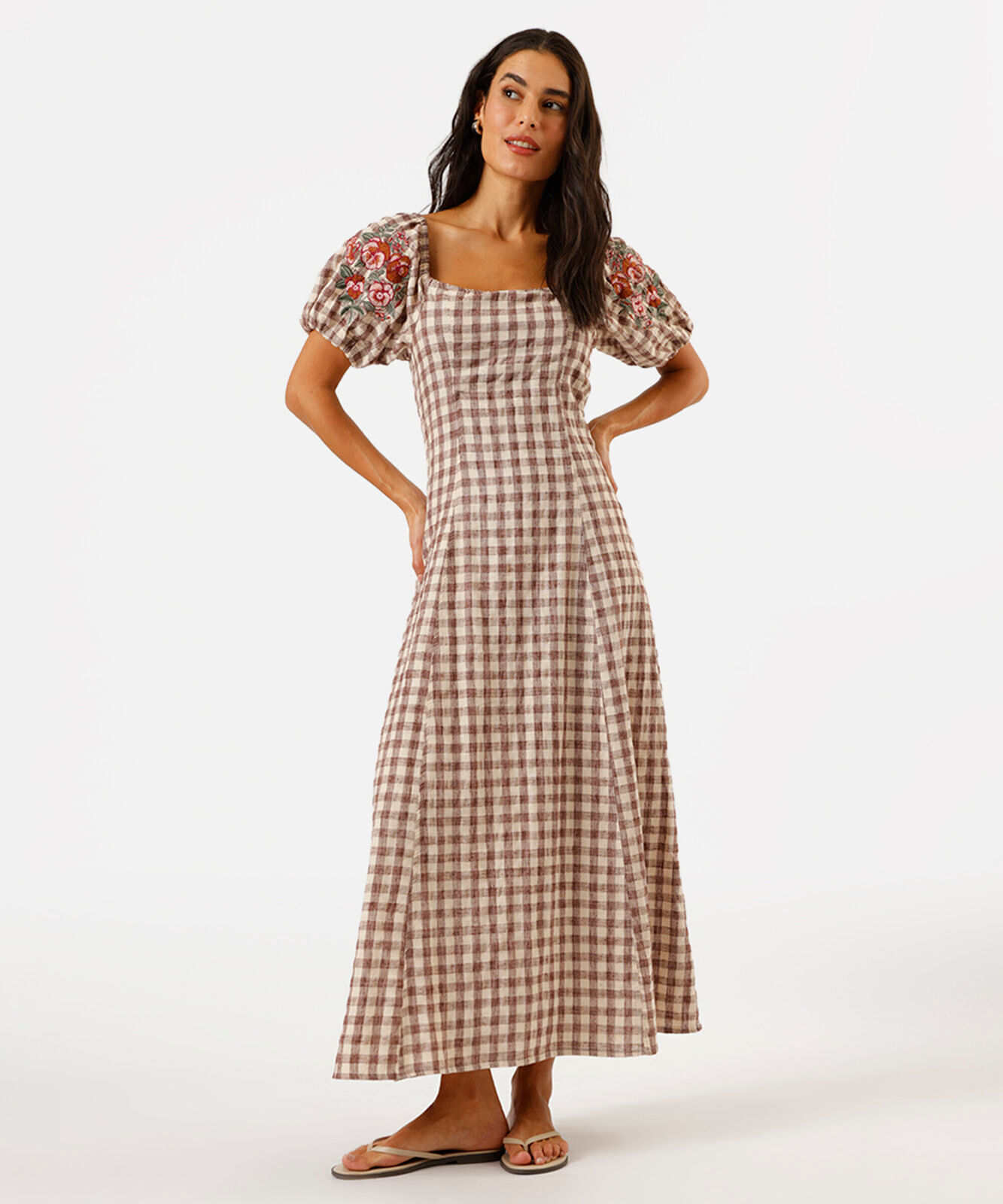 vestido longo feminino manga budante com bordado xadrez marrom