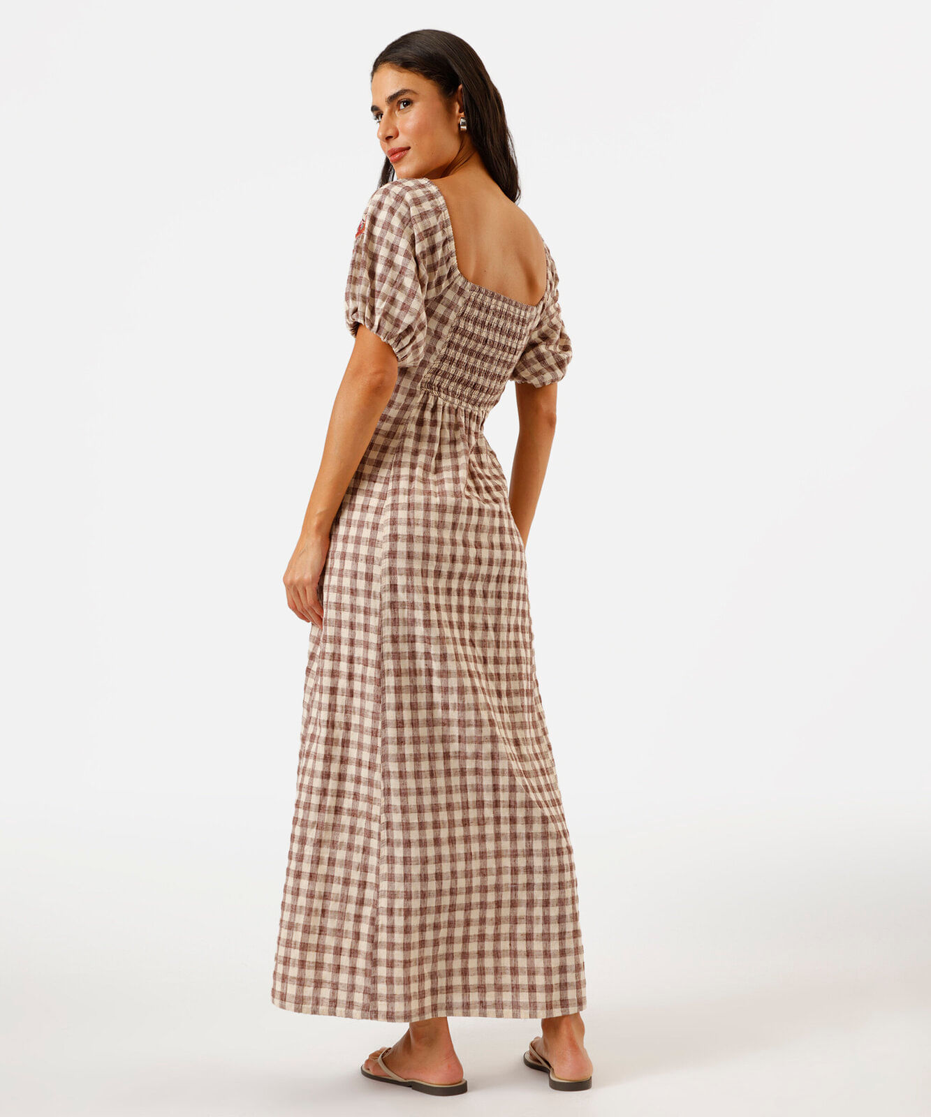 vestido longo feminino manga budante com bordado xadrez marrom
