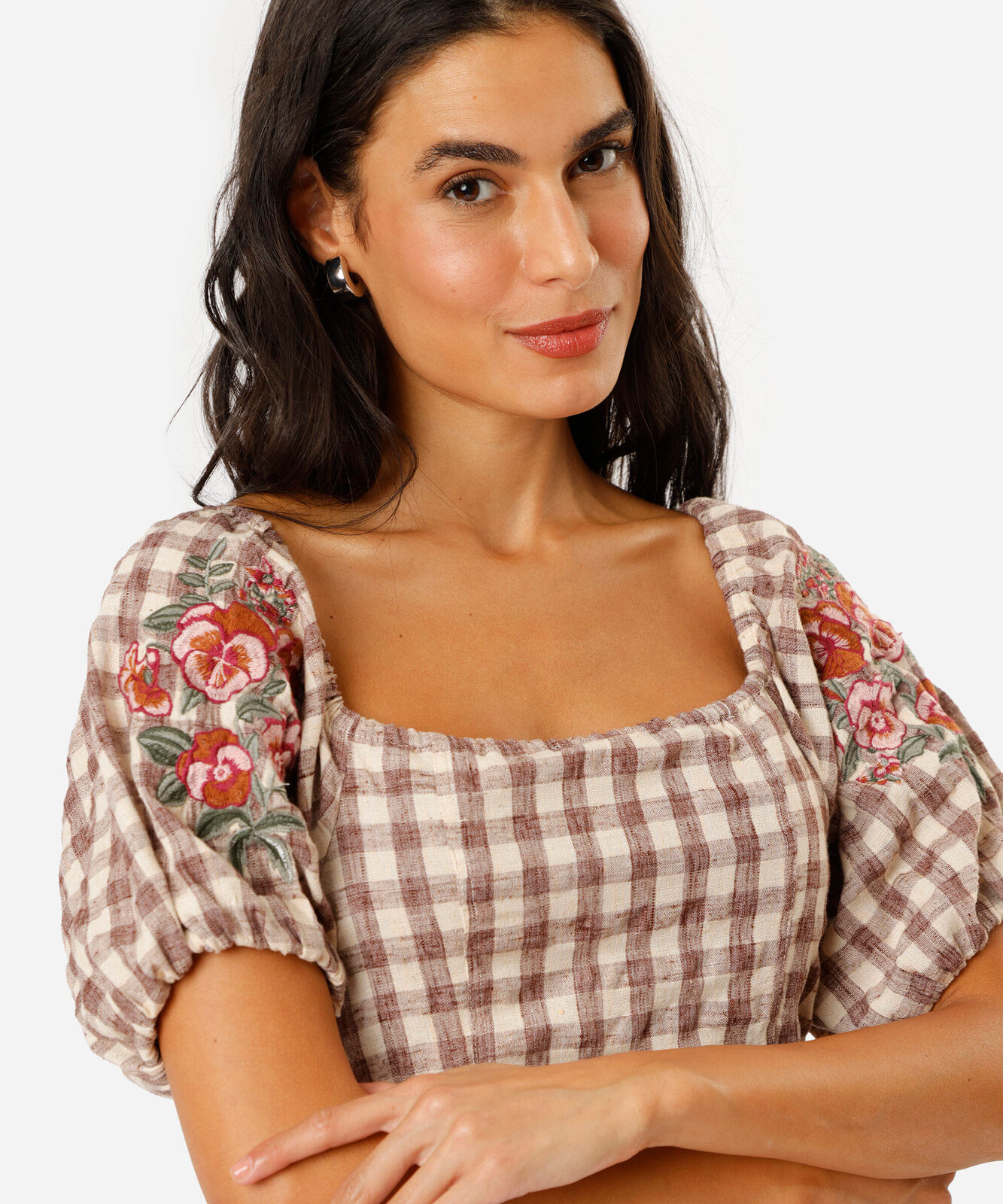 vestido longo feminino manga budante com bordado xadrez marrom