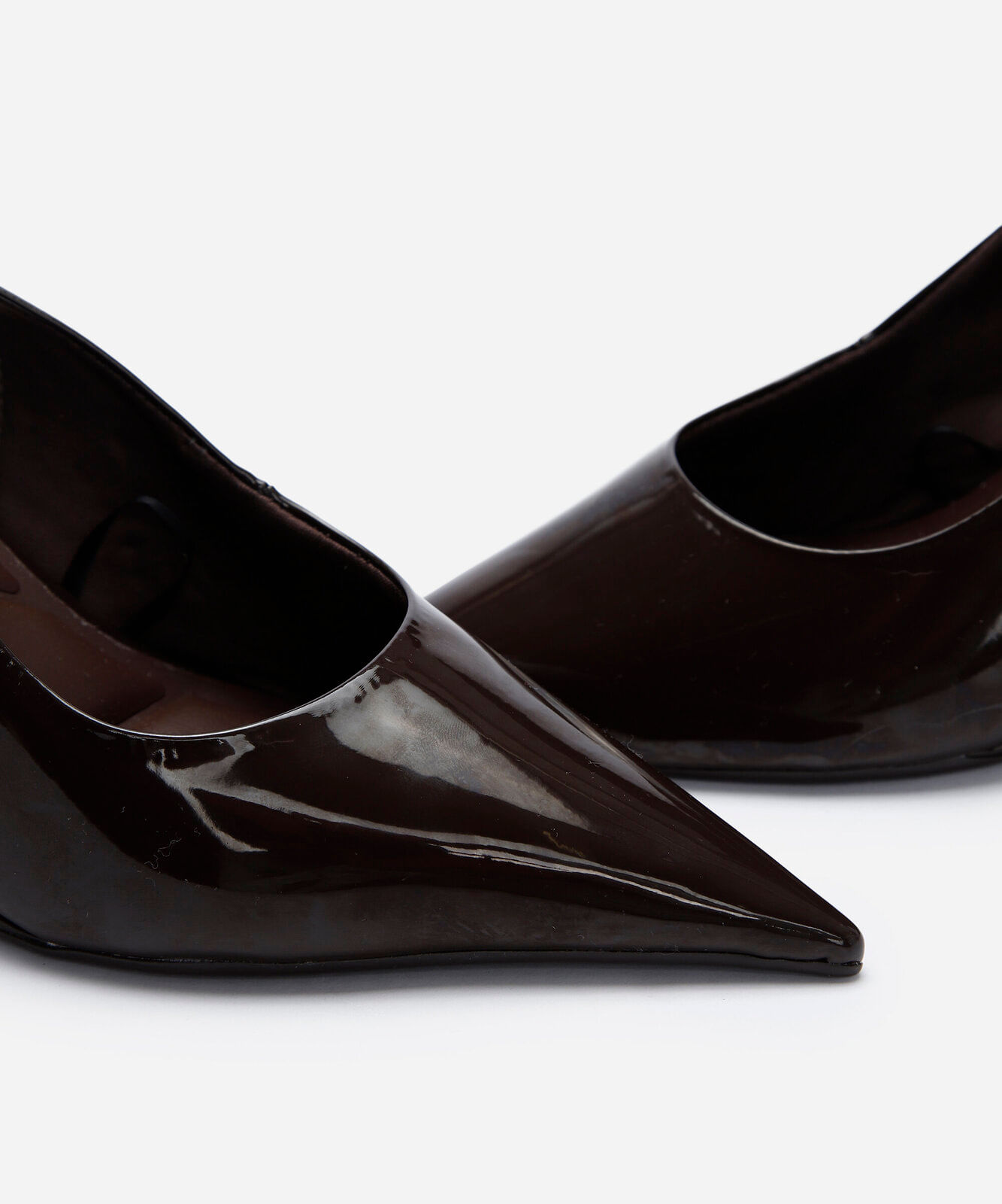 scarpin slingback com bico fino marrom