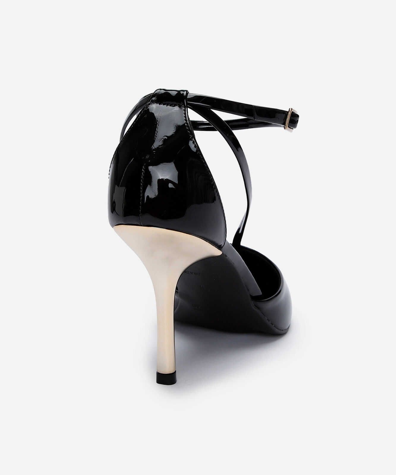 scarpin bico fino salto alto preto