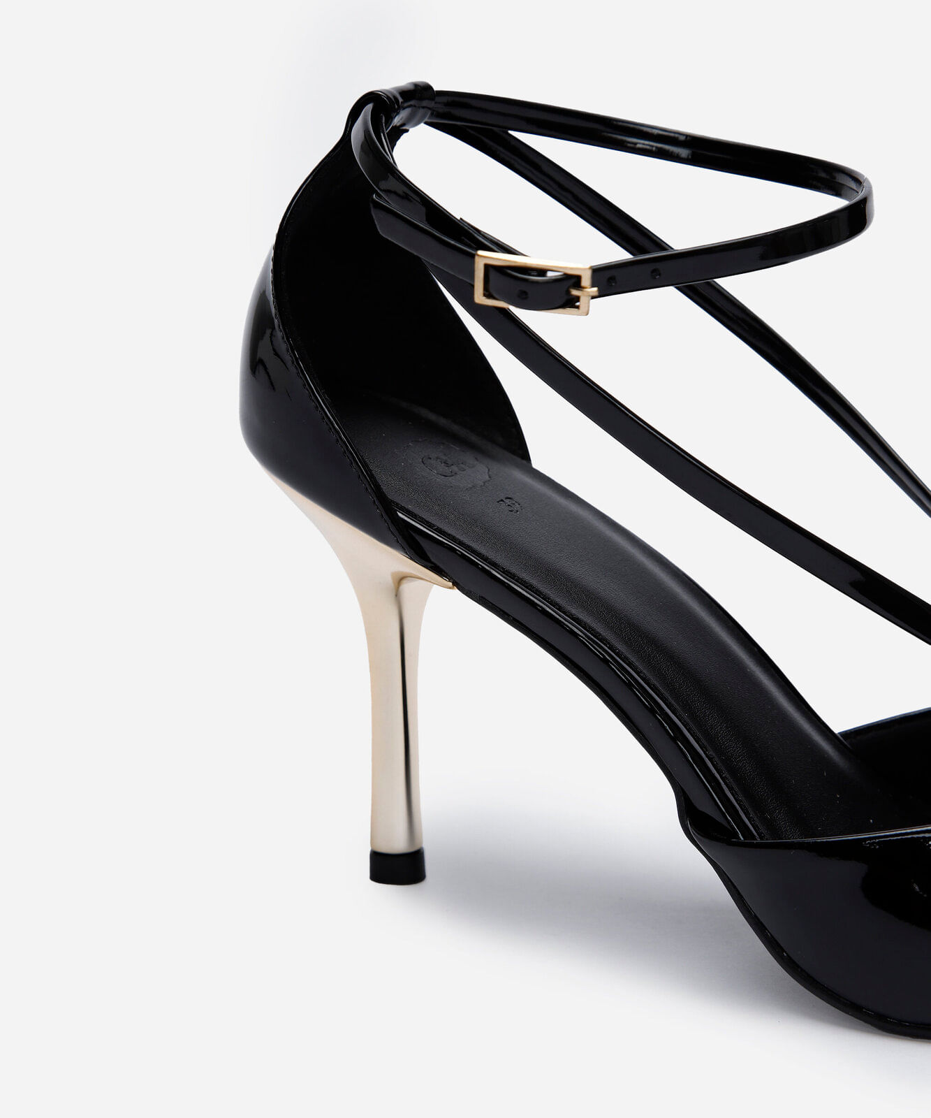 scarpin bico fino salto alto preto