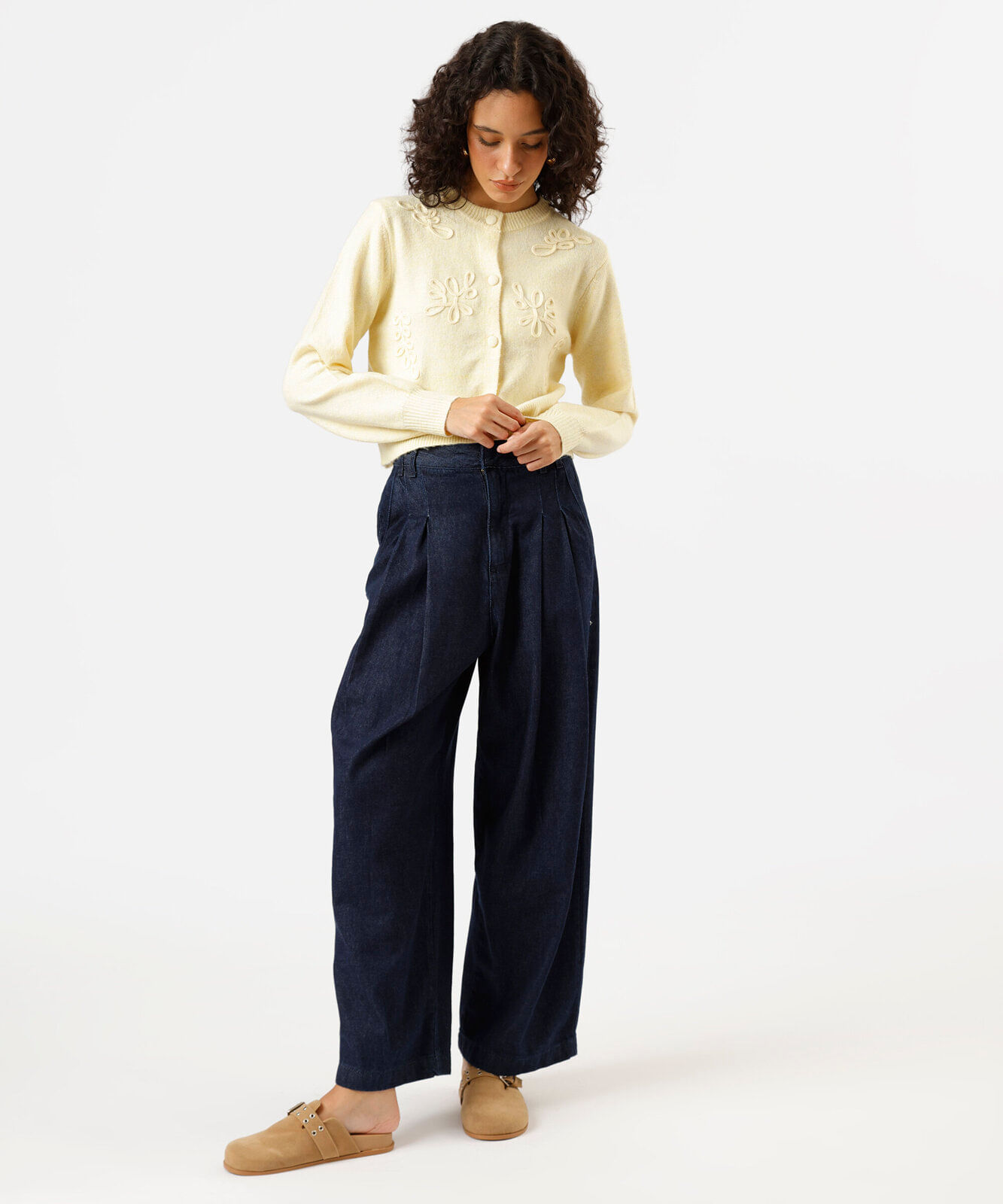 cardigan feminino de tricot com bordados amarelo