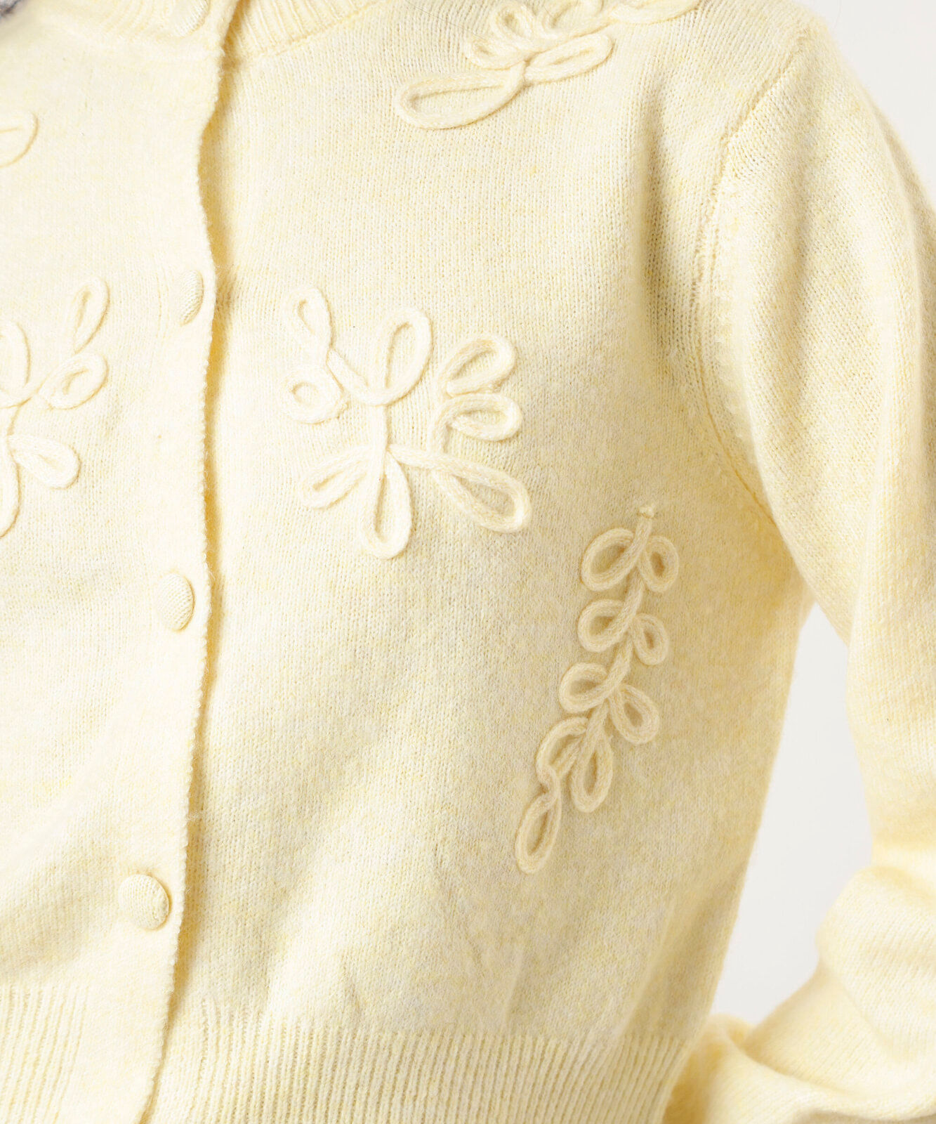 cardigan feminino de tricot com bordados amarelo