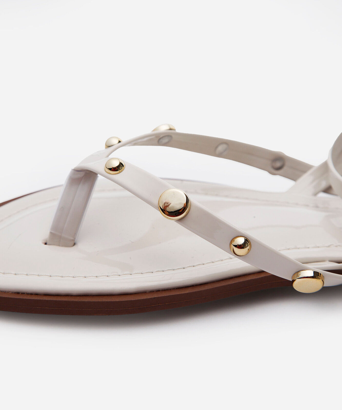 rasteirinha flat com tiras finas e tachas off white
