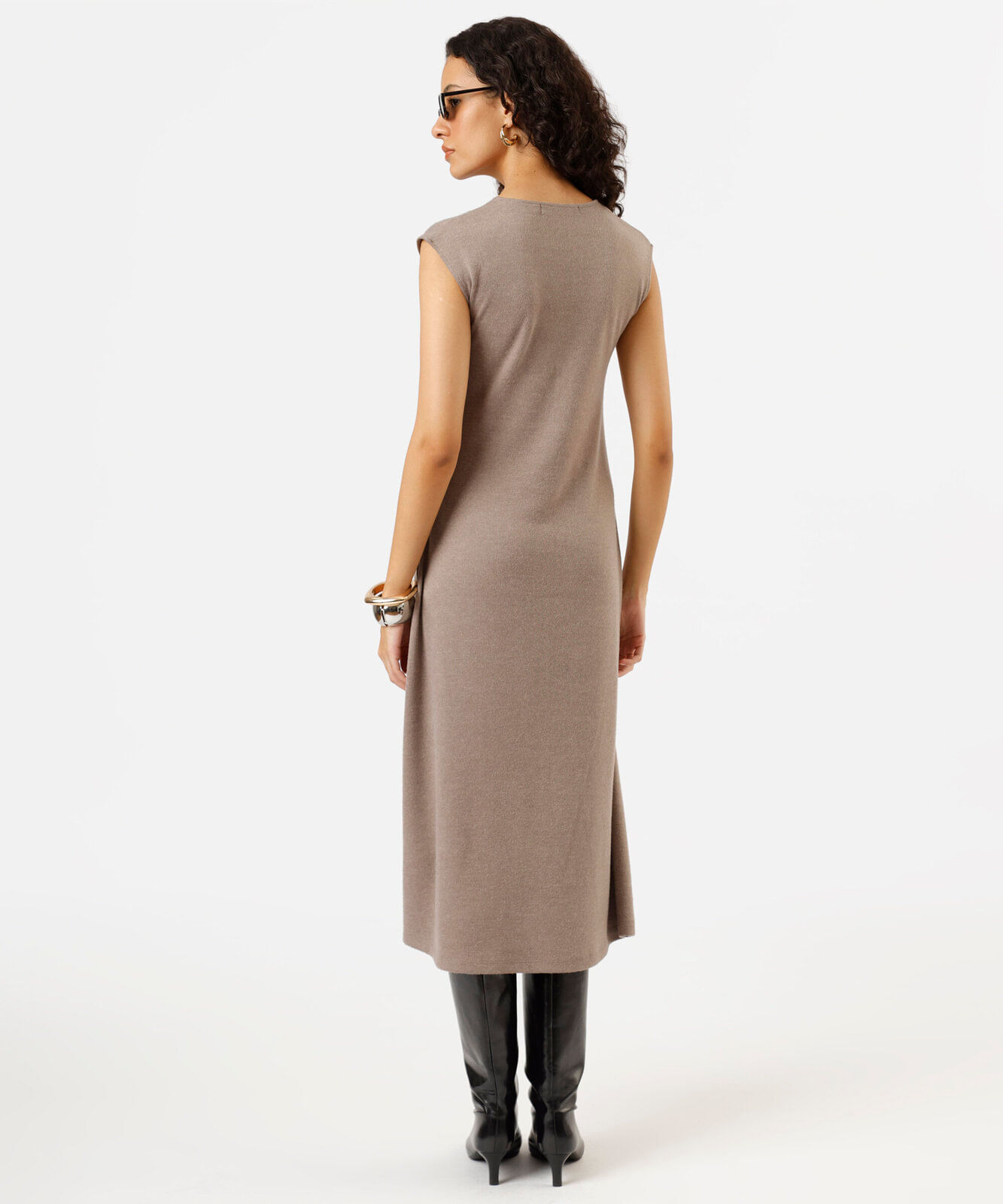 vestido midi feminino de tricot com nervura marrom