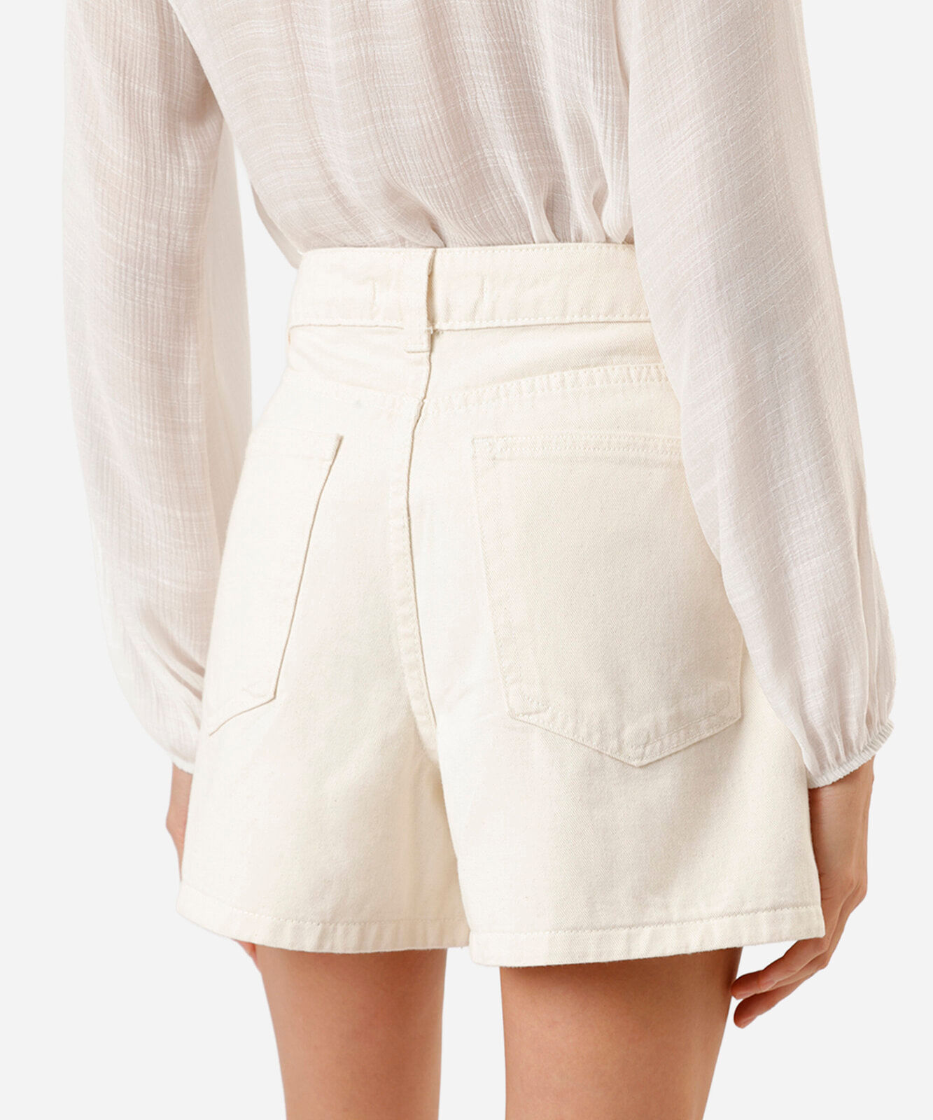 short feminino de sarja com bordado bege