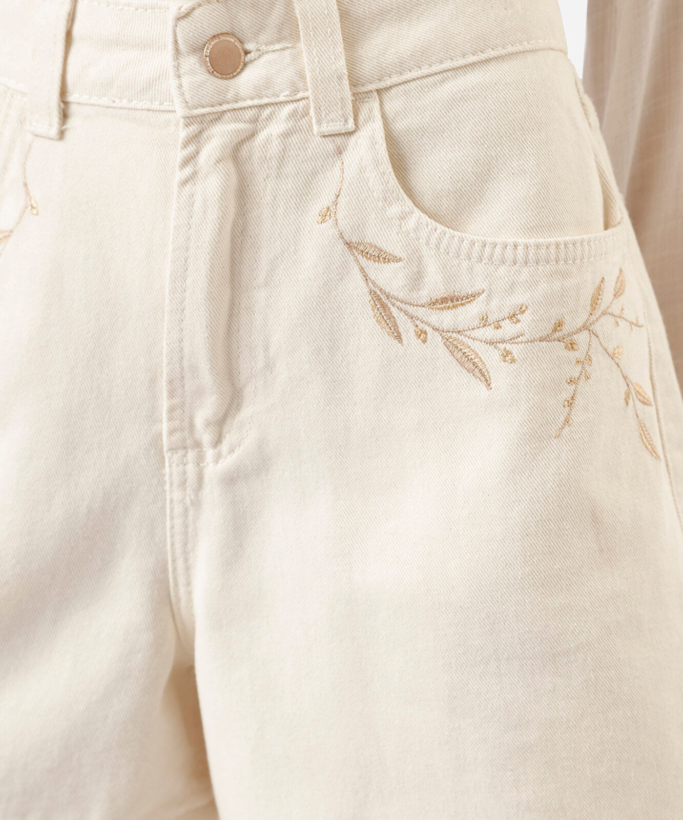 short feminino de sarja com bordado bege