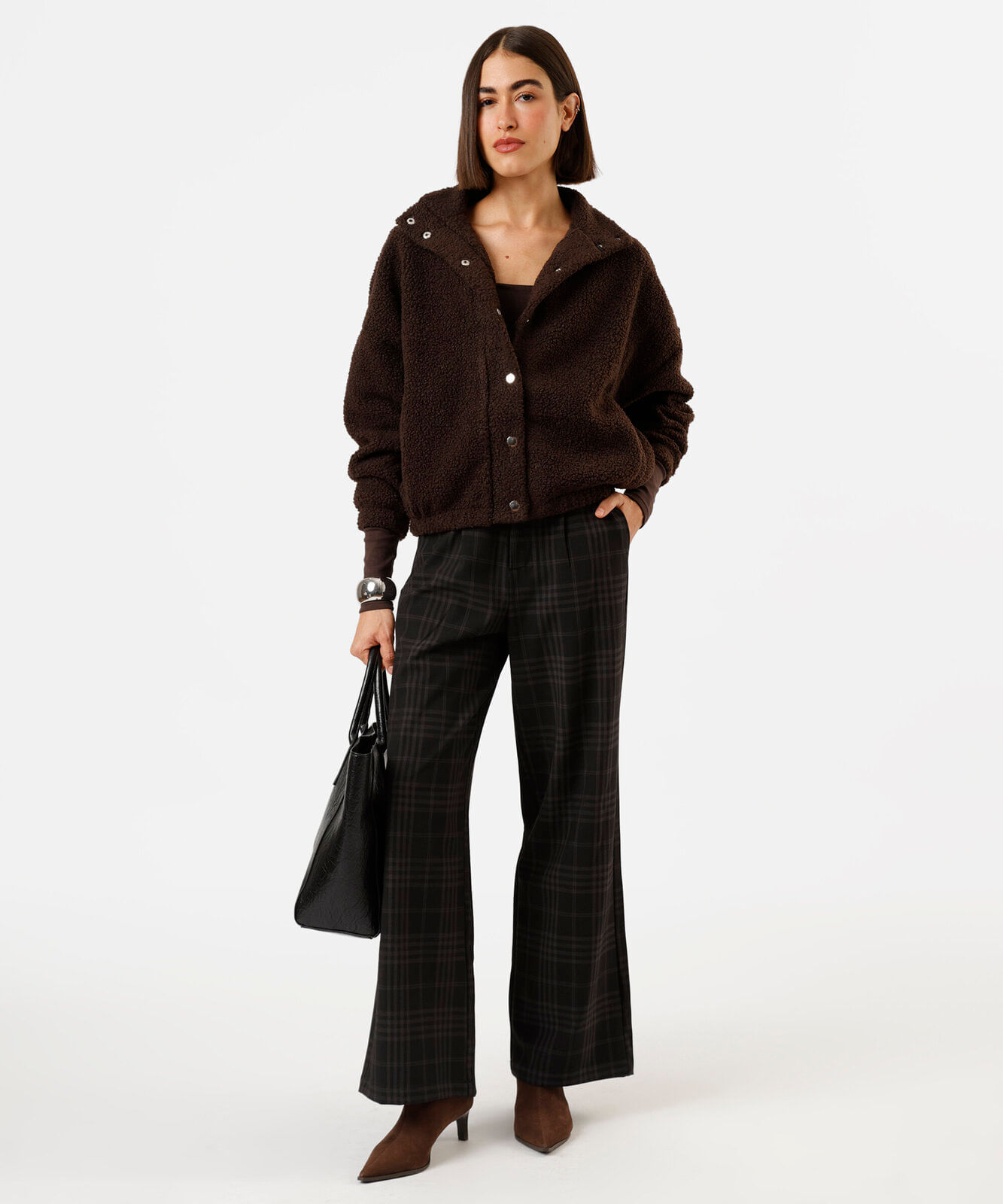 jaqueta oversized feminina de sherpa gola alta marrom