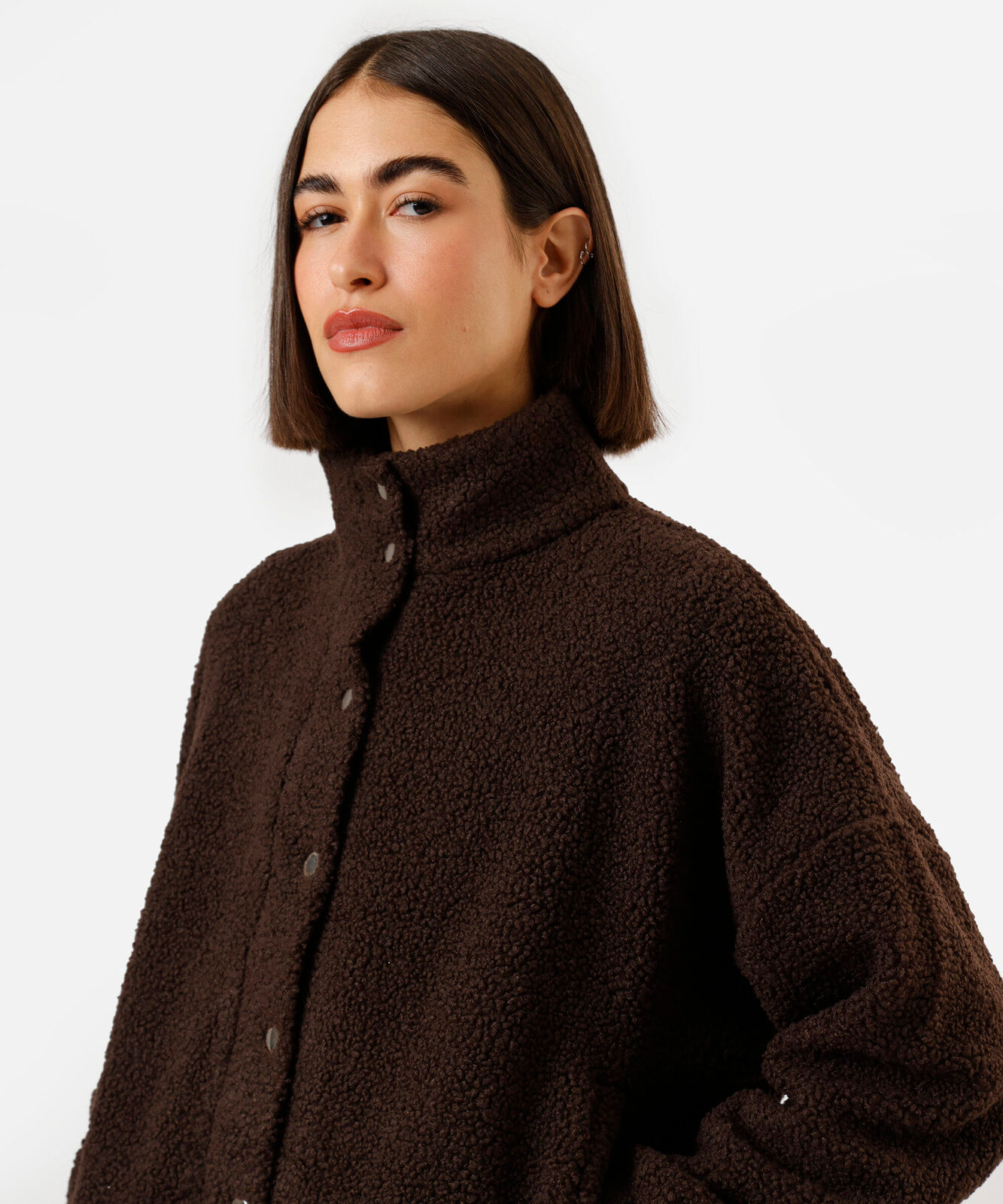 jaqueta oversized feminina de sherpa gola alta marrom