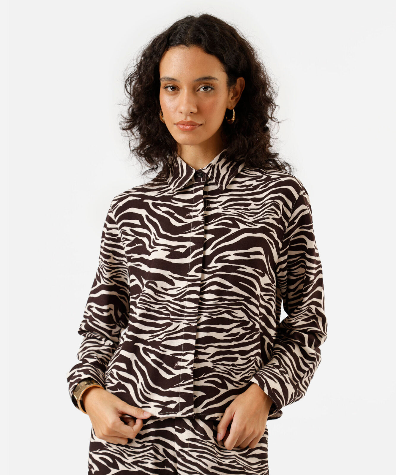 camisa feminina com linho manga longa animal print bege
