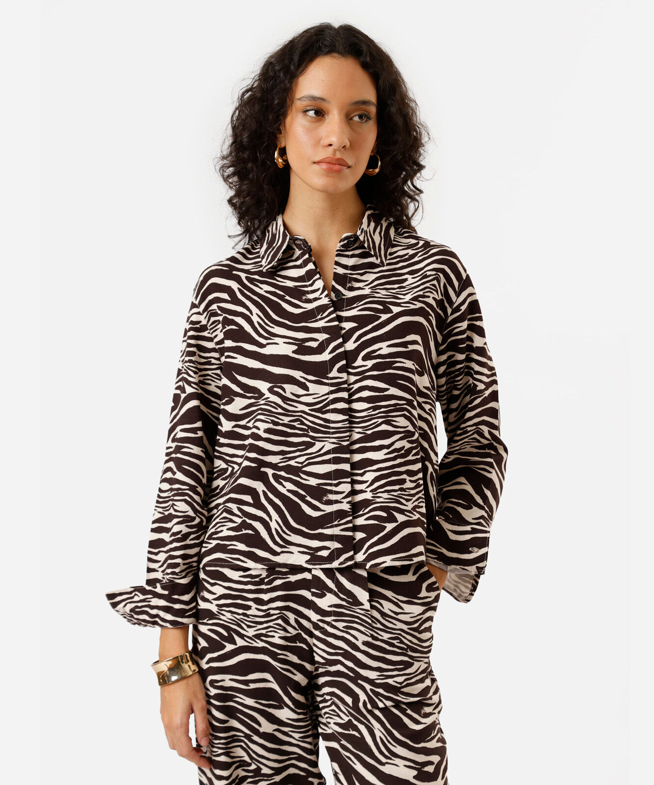 camisa feminina com linho manga longa animal print bege