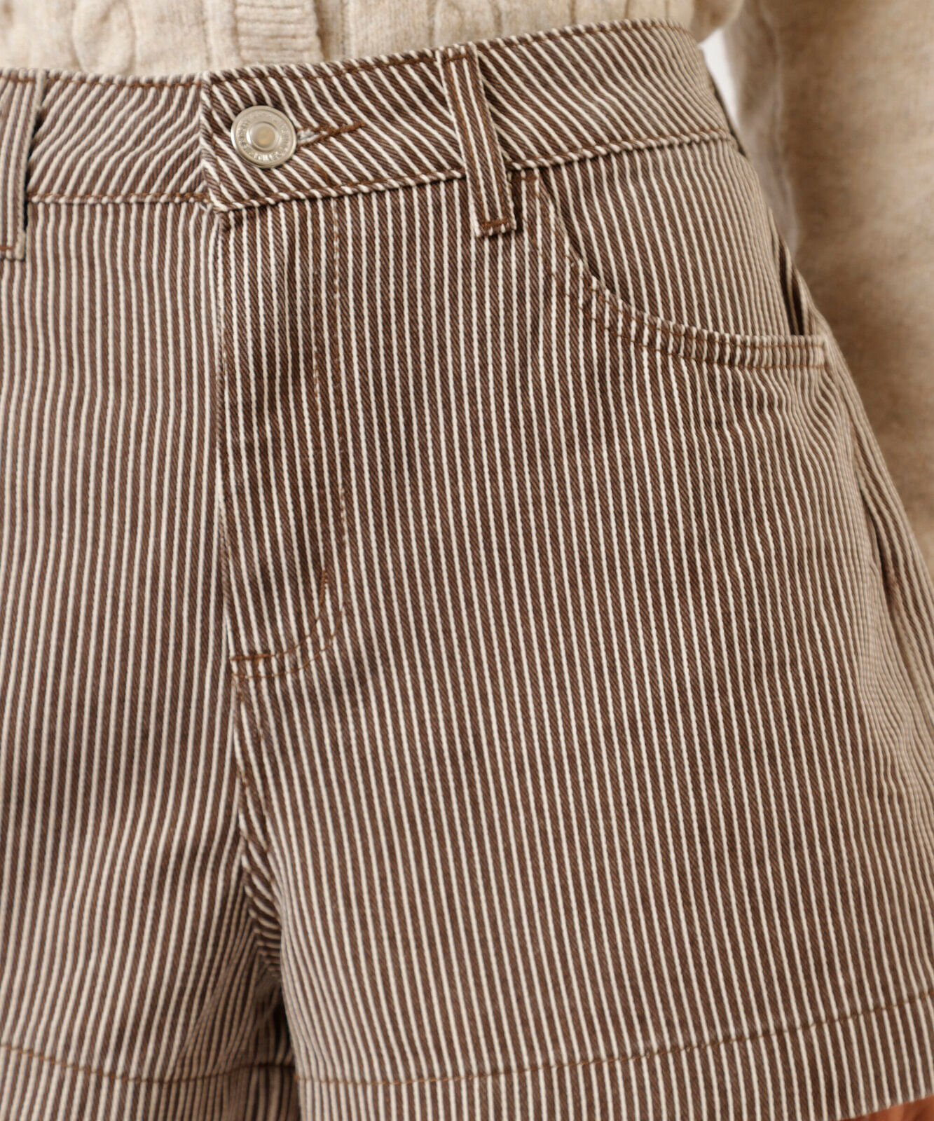 short mom feminino de sarja cintura alta listrado marrom
