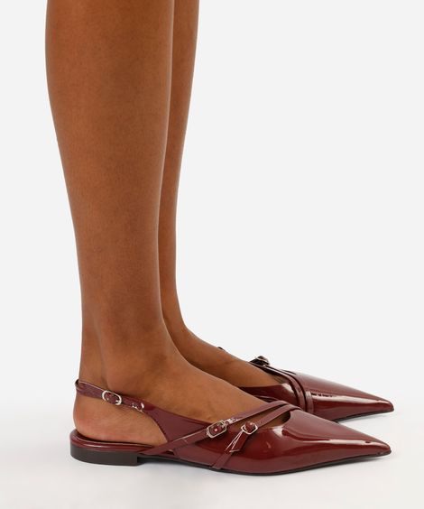 sapatilha slingback bico fino com fivelas vinho