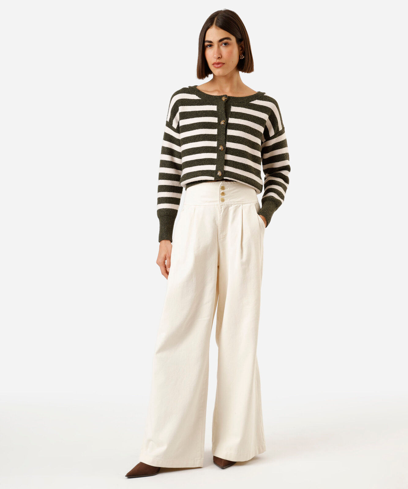 calça pantalona de sarja com pregas bege