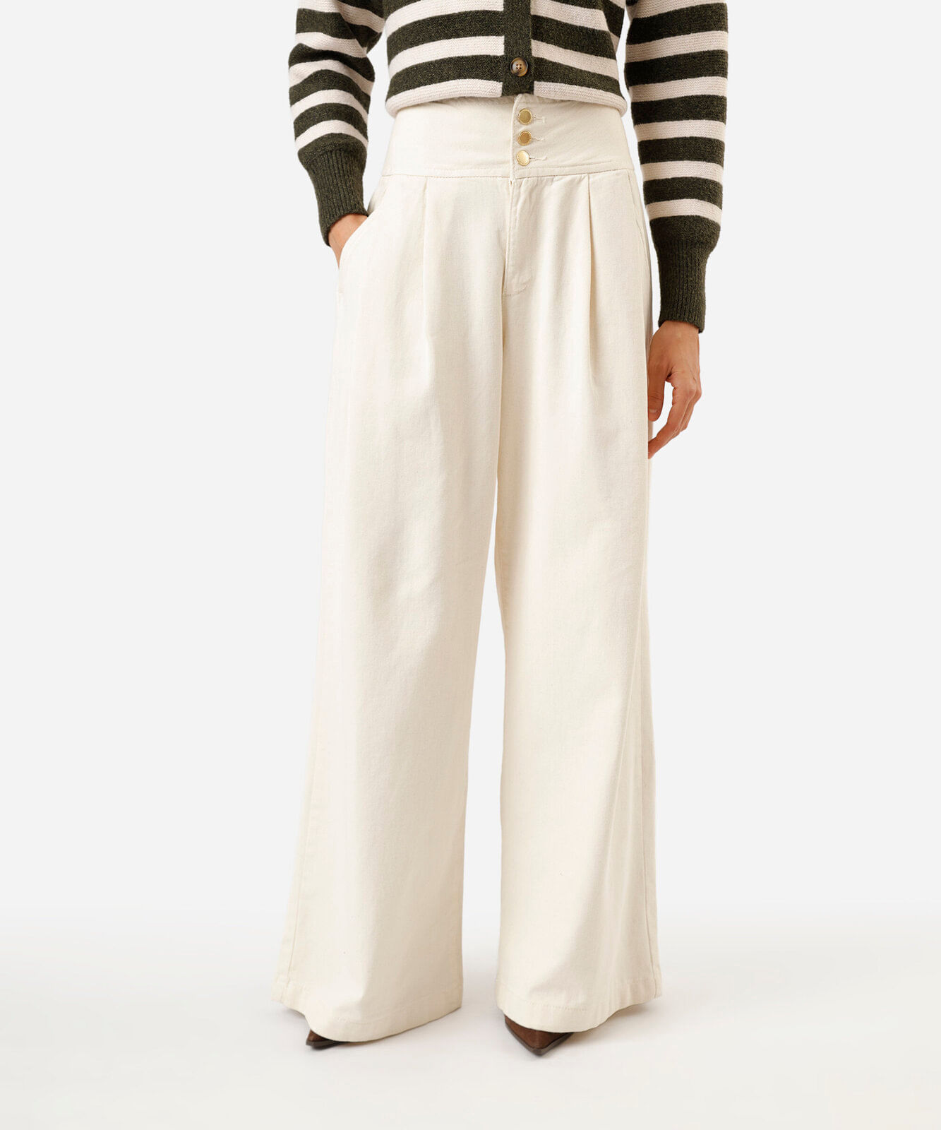 calça pantalona de sarja com pregas bege