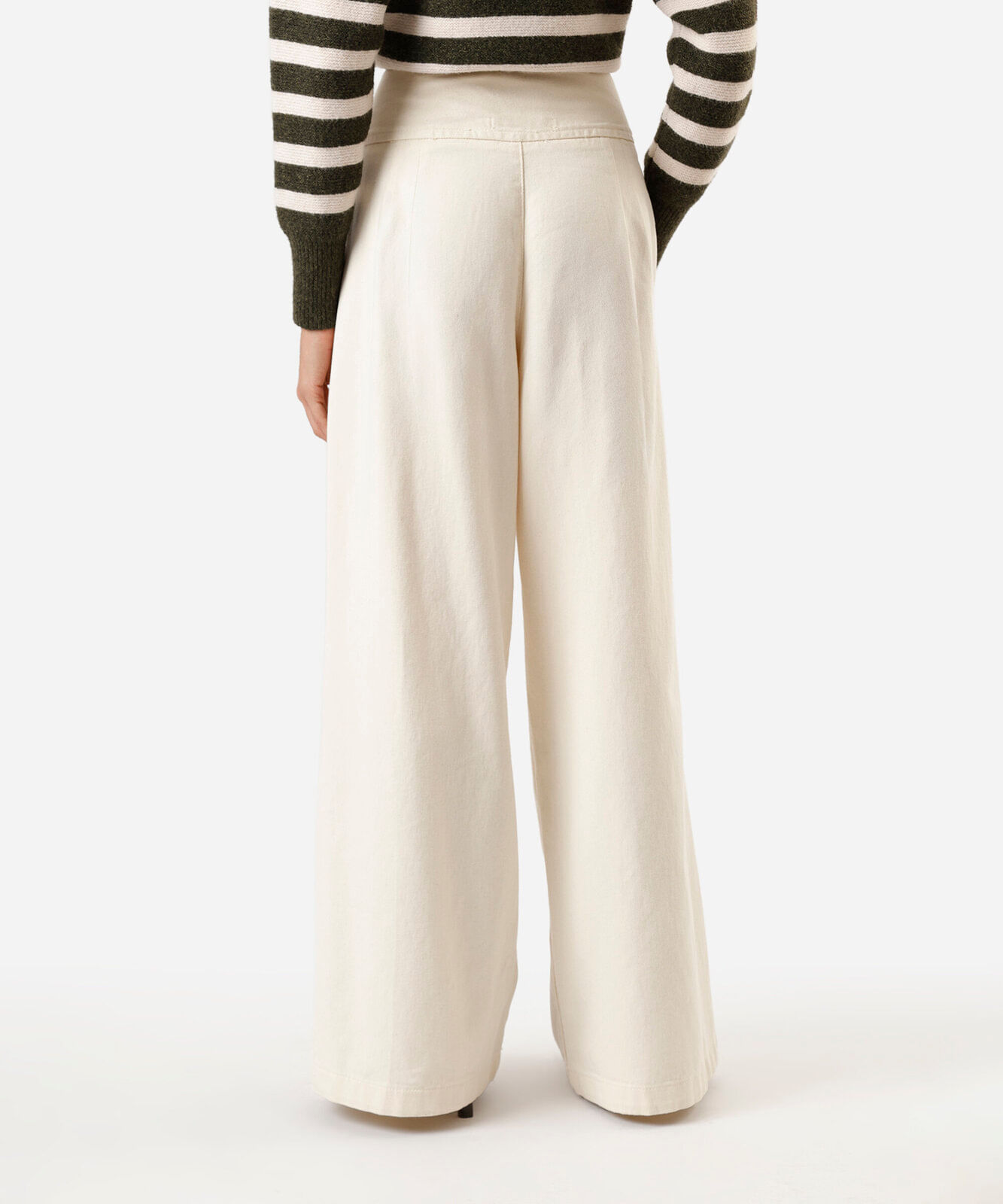 calça pantalona de sarja com pregas bege
