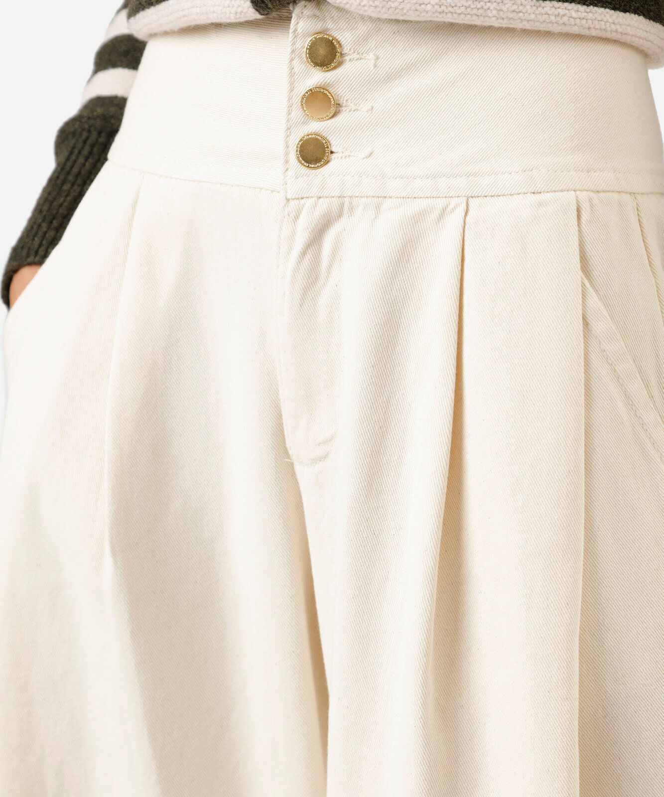 calça pantalona de sarja com pregas bege