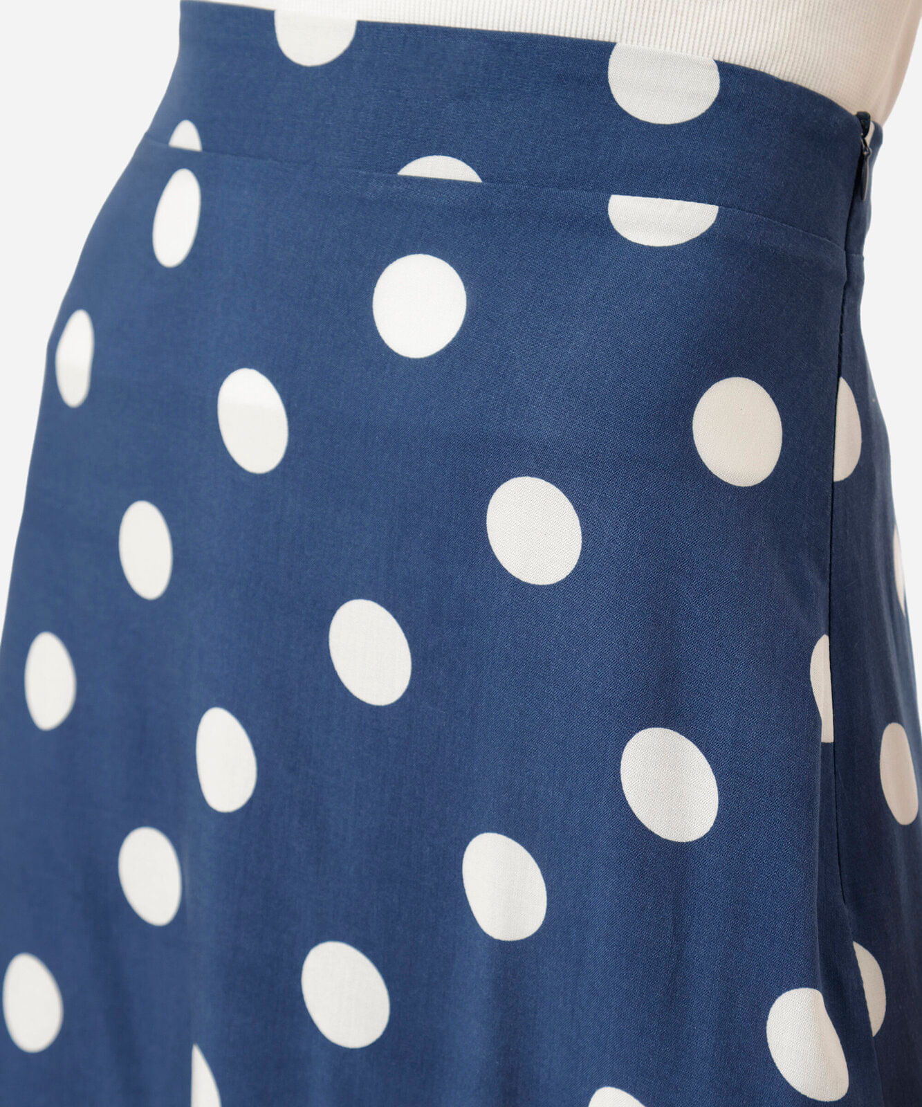 saia midi evasê feminina de viscose poá azul