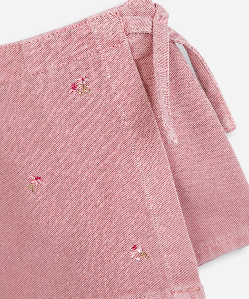 short saia infantil de sarja com bordado floral rosa