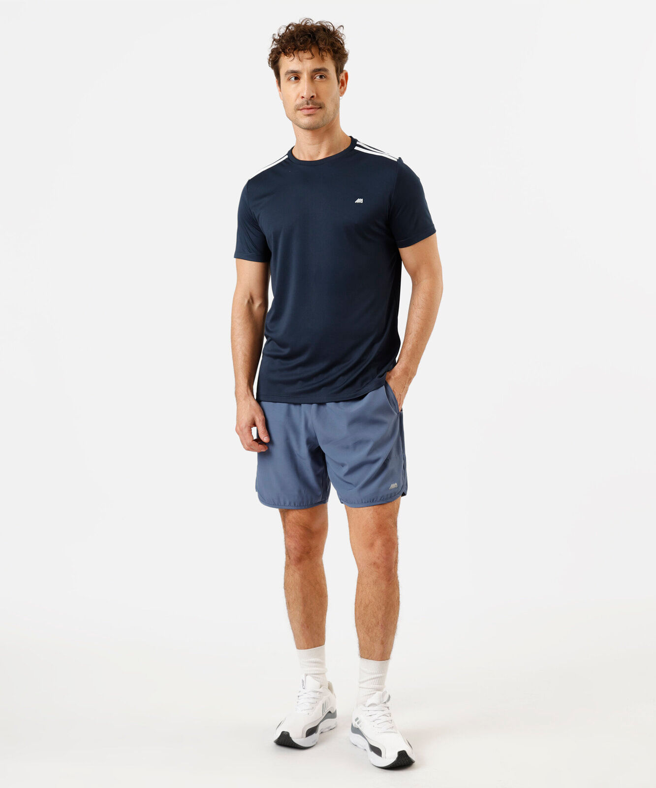 camiseta esportiva masculina com listras azul