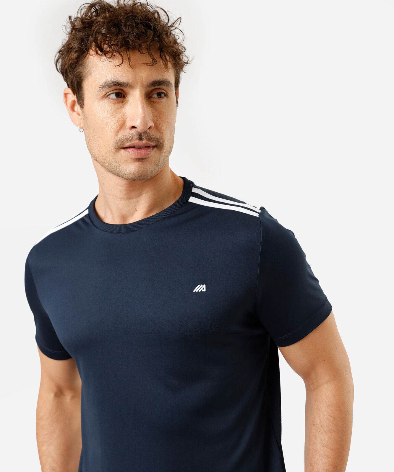 camiseta esportiva masculina com listras azul
