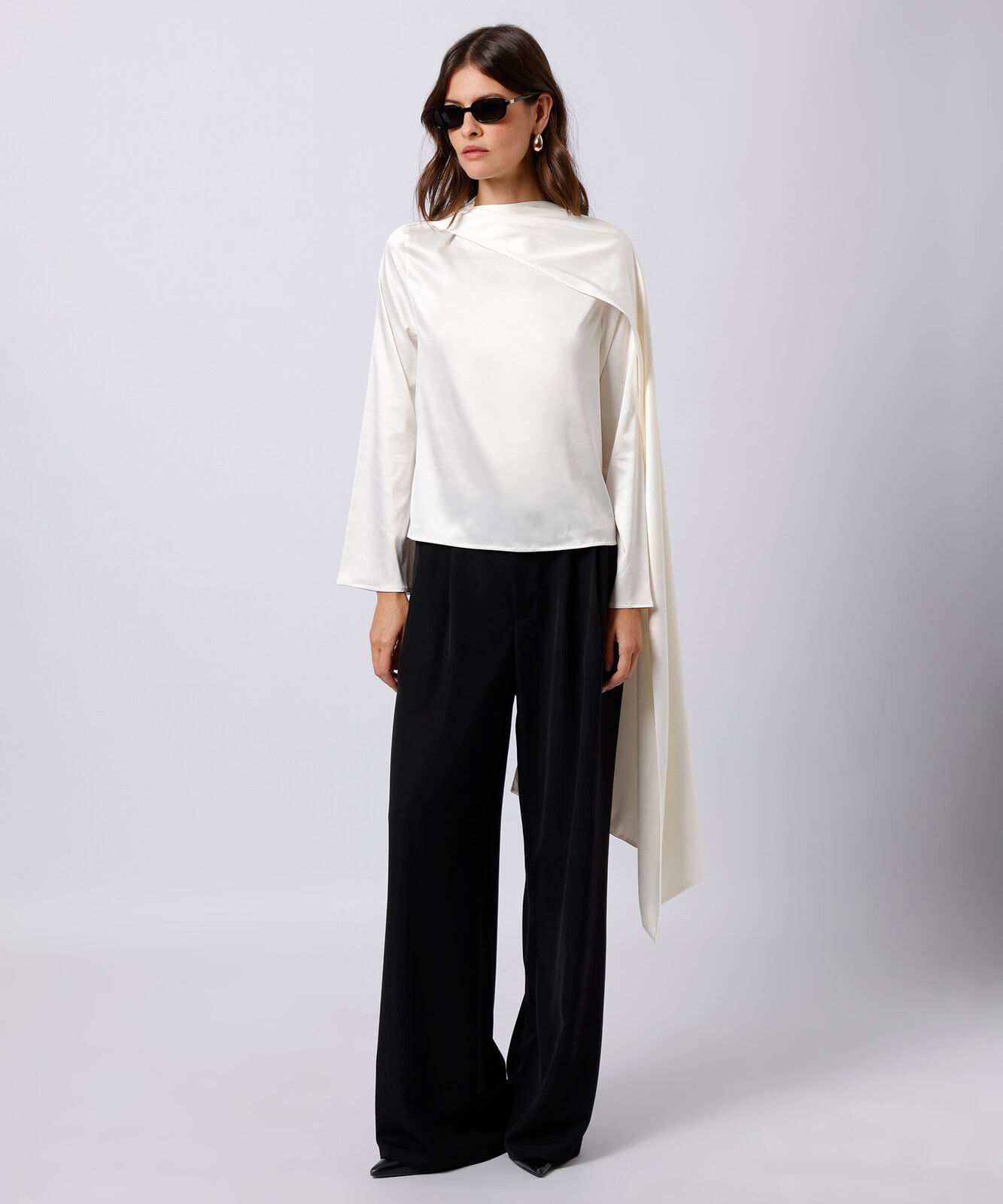 blusa feminina manga longa com capa acetinada mindset off white
