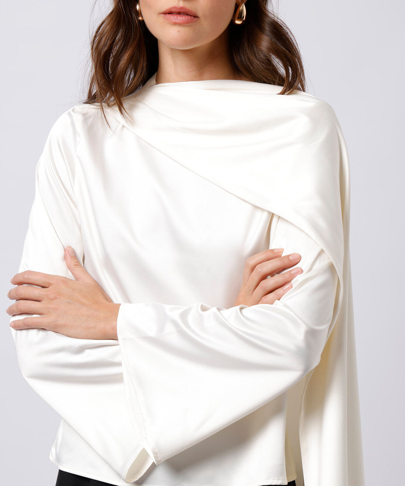 blusa feminina manga longa com capa acetinada mindset off white