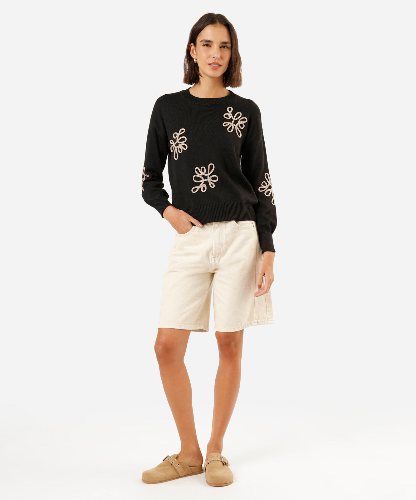 suéter feminino de tricot com bordado preto