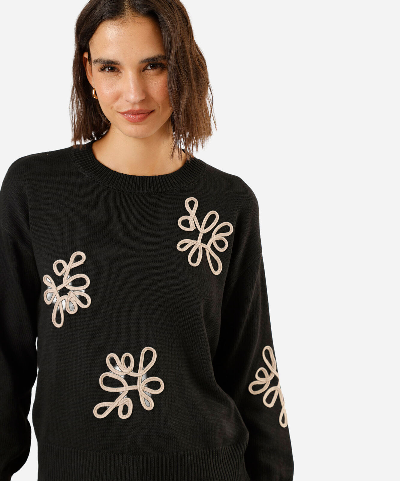 suéter feminino de tricot com bordado preto