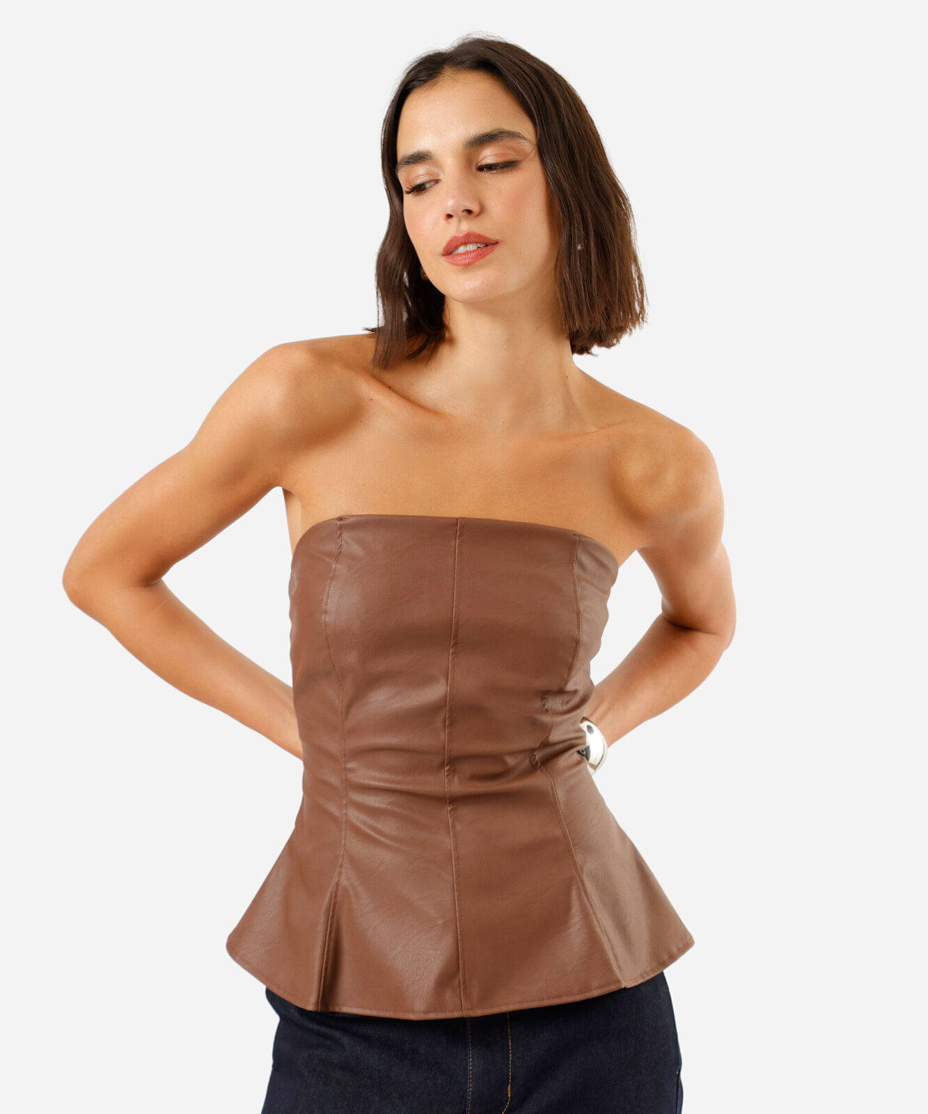 blusa peplum sem alça feminina de pu com recortes marrom
