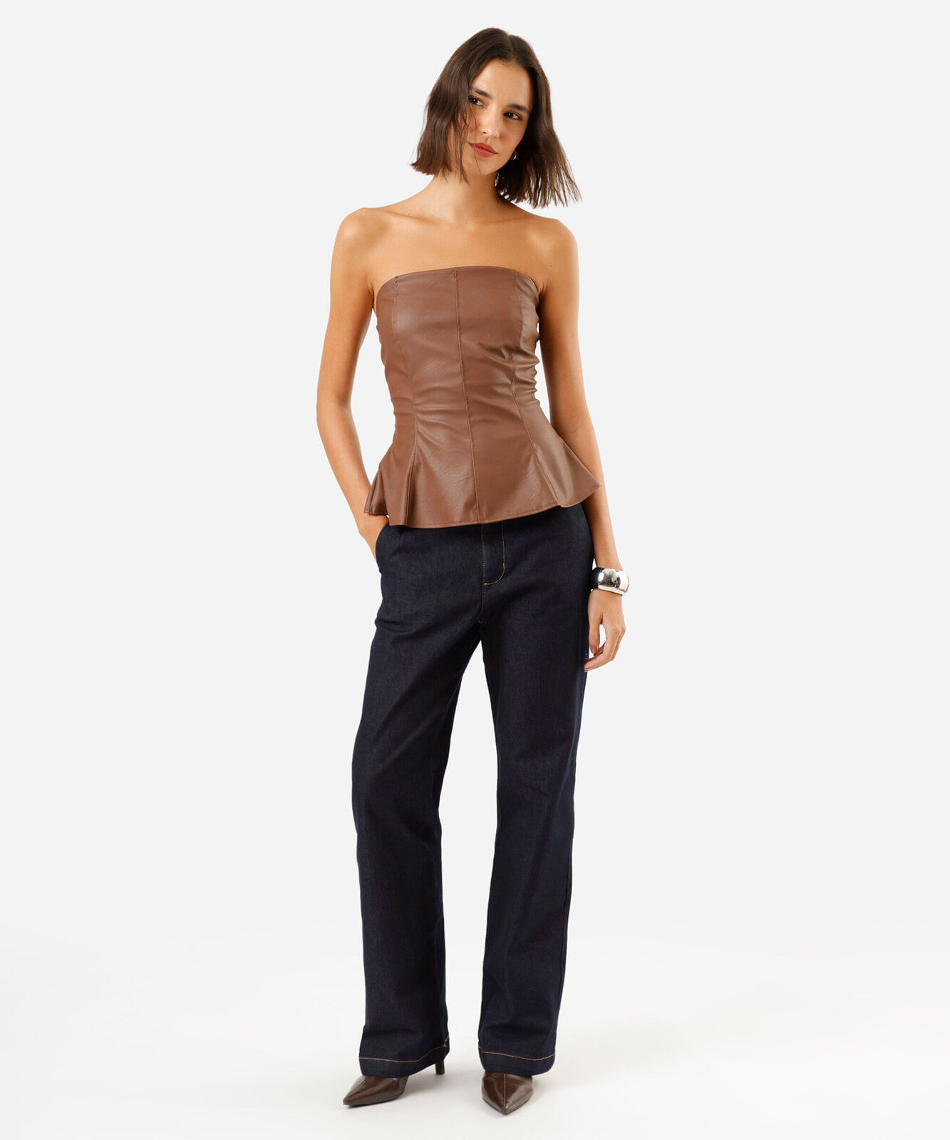 blusa peplum sem alça feminina de pu com recortes marrom