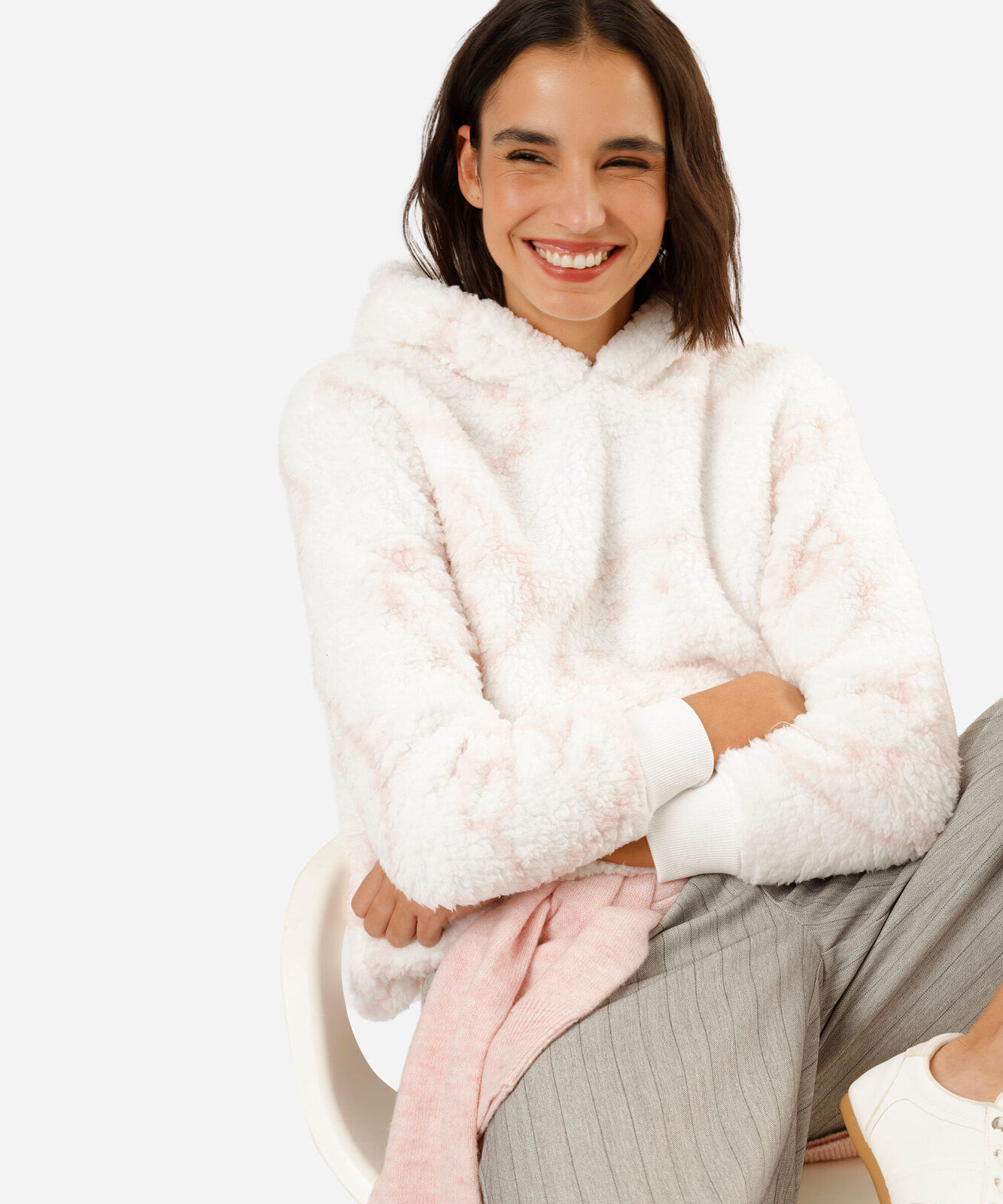 blusão feminino de sherpa com capuz hello kitty off white