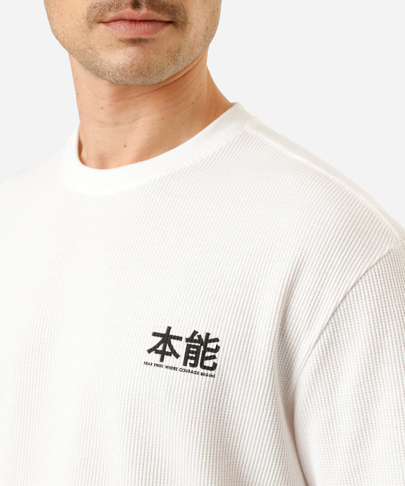 camiseta masculina manga curta texturizada estampada branca