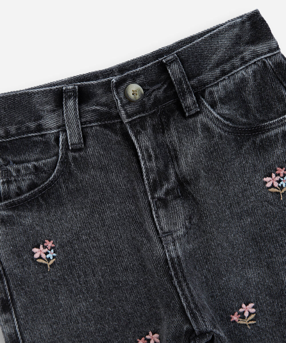 calça reta infantil jeans com bordado floral preta