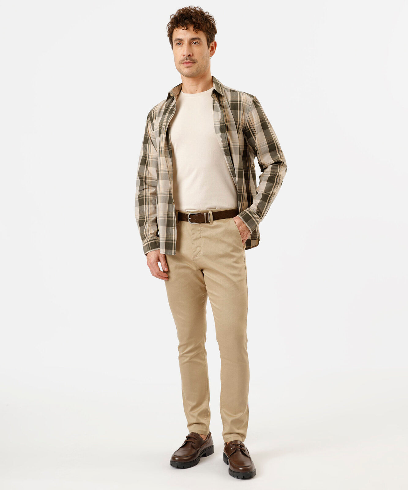 calça chino carrot de alfaiataria masculina cinza
