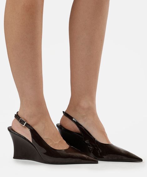 scarpin slingback com bico fino marrom