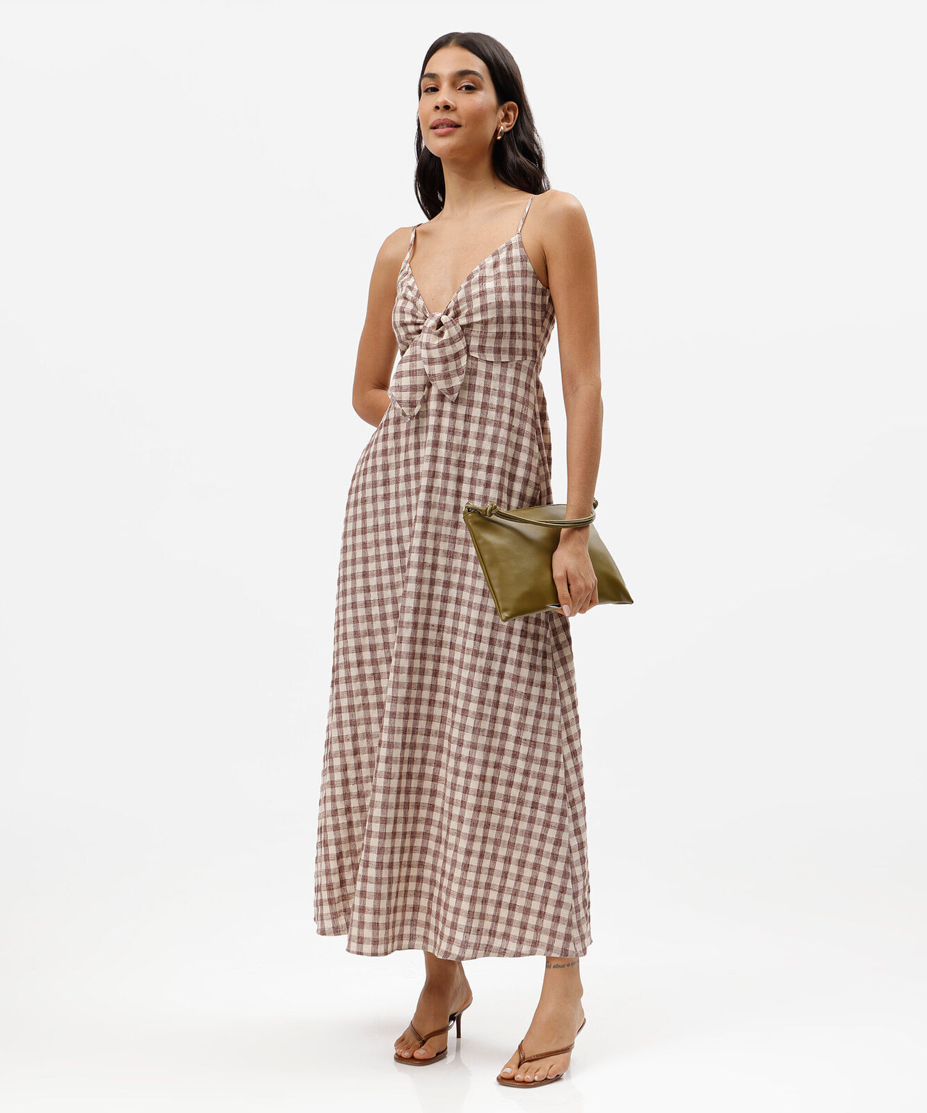 vestido midi alça fina feminino com amarração xadrez marrom