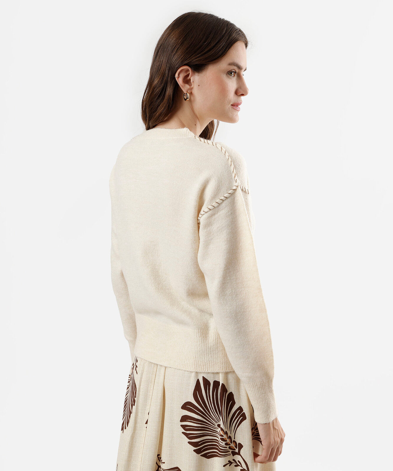 suéter feminino de tricot com bordado bege