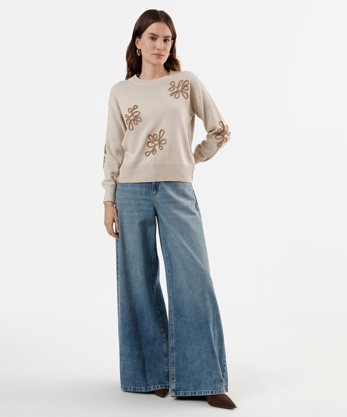 suéter feminino de tricot com bordado bege